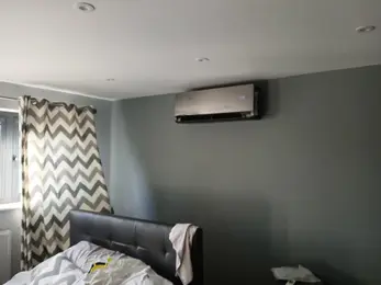 Air conditioning installation in a bedroom